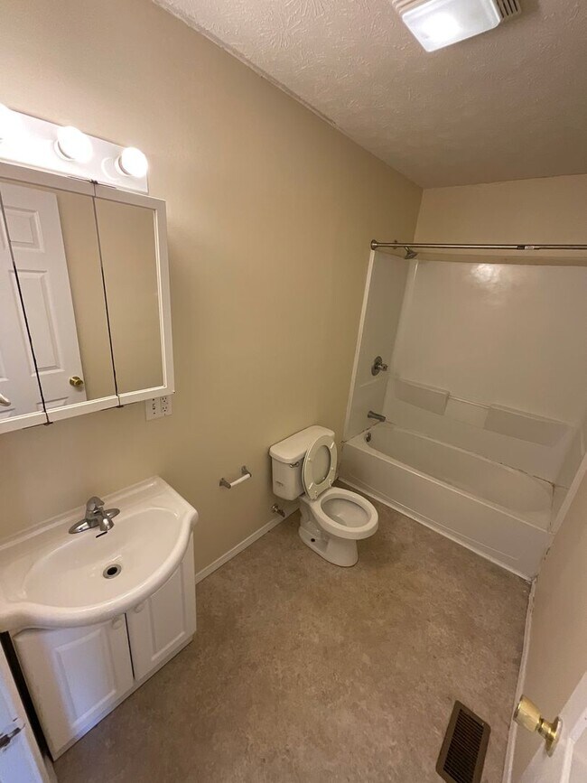 Building Photo - *2027* 4 Bed!! BIG GROUP OPTION!!! 18-20!!