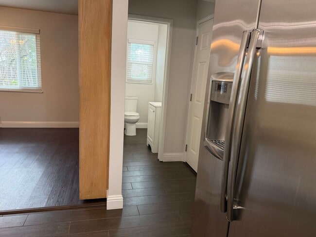 Building Photo - Adorable 3 bedroom 1.5 bath home garden setting