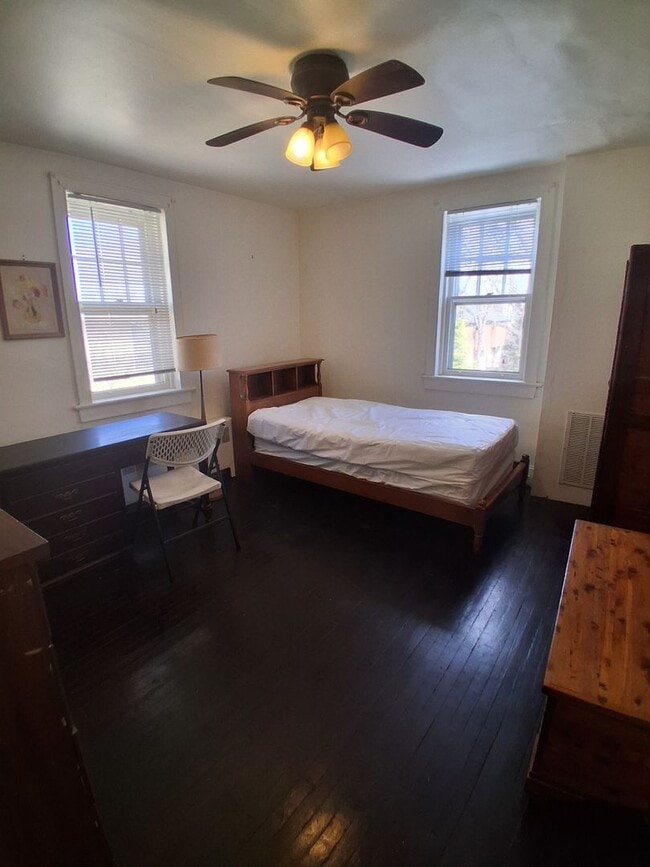 Building Photo - Quiet Responsible Household second floor bedroom for rent