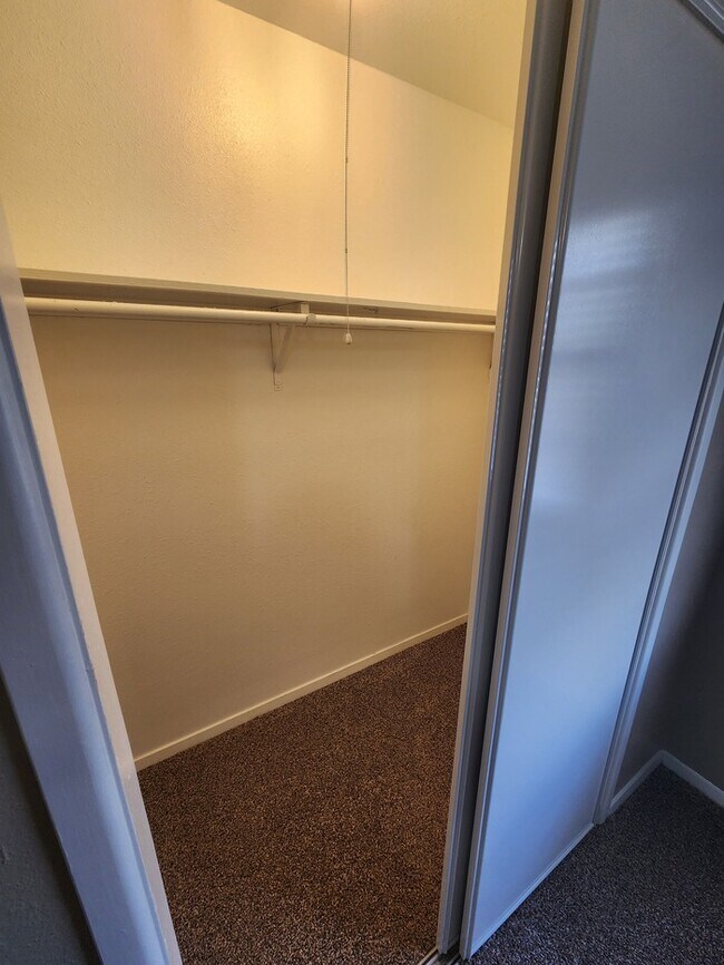 Building Photo - 3 bed 2 bath, 2 story townhome, 2 car garage