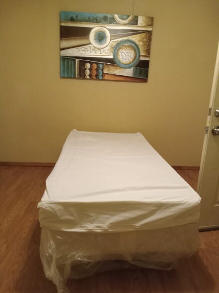 Building Photo - 941 E 6th St