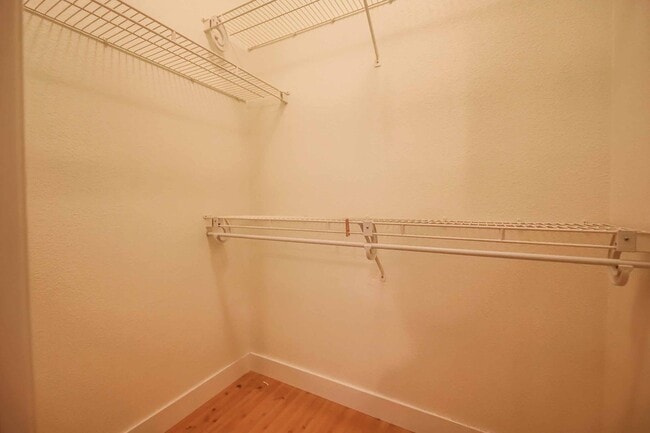 Building Photo - CUTE UPGRADED 3 BEDROOM CONDO IN HENDERSON!