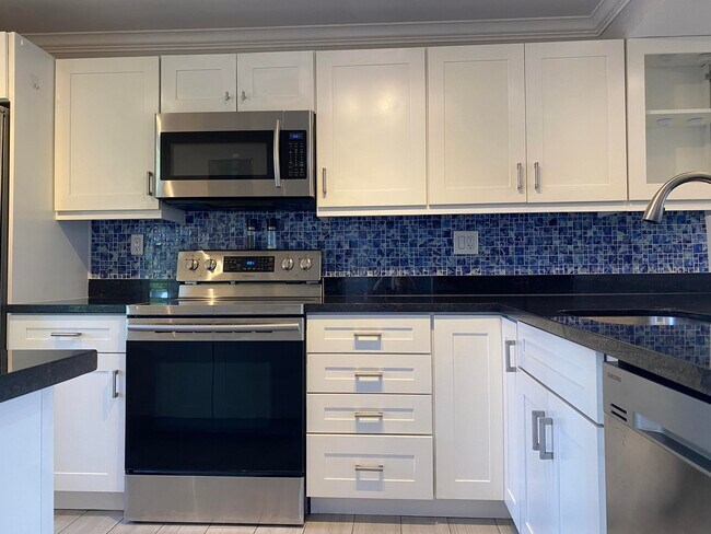 Building Photo - 15 Royal Palm Way