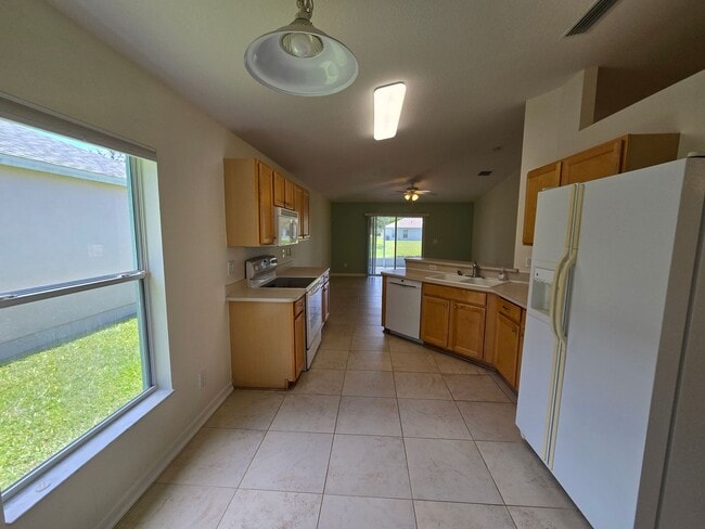 Building Photo - 4 Bedroom 2 Bathroom in Waterford Lakes