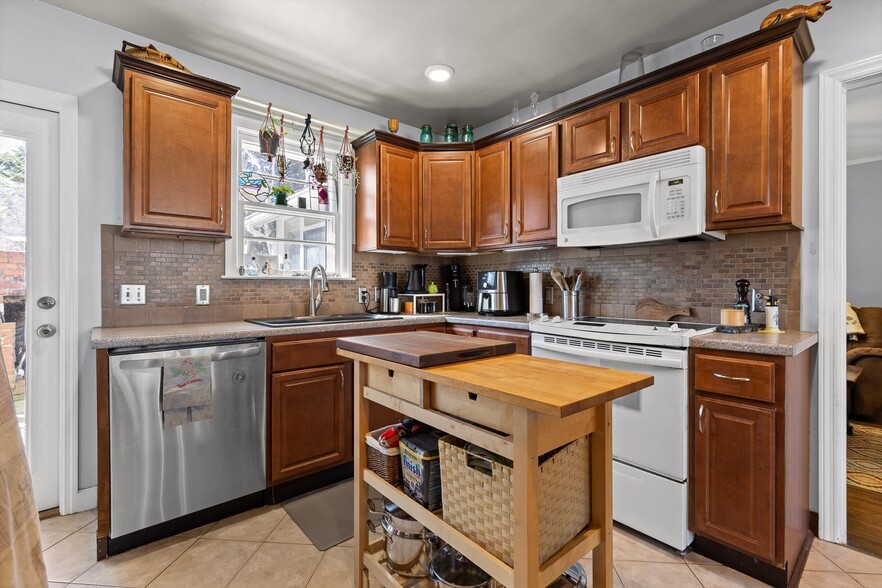 Building Photo - 844 Linden Hall Rd