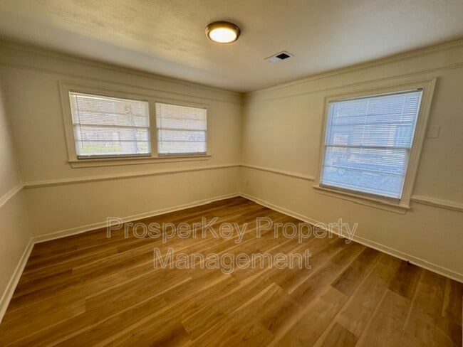 Building Photo - 205 25th St