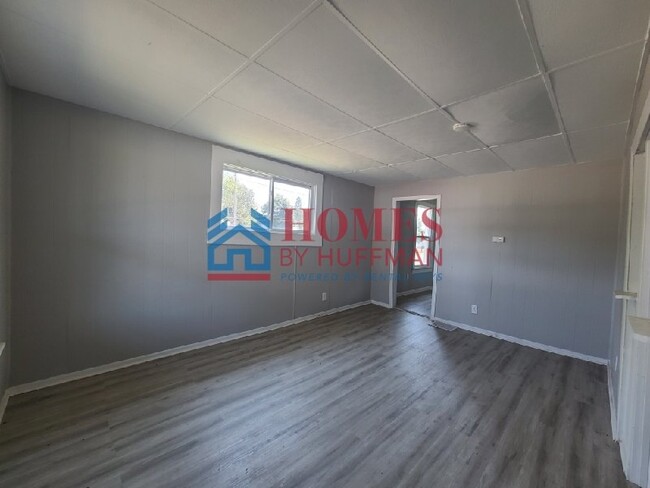 Building Photo - Two Bedroom House | Move in Ready!