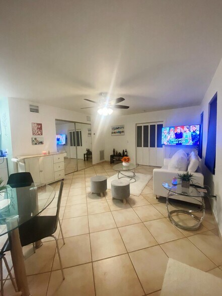 Spacious Livingroom with closet - 225 South Dr