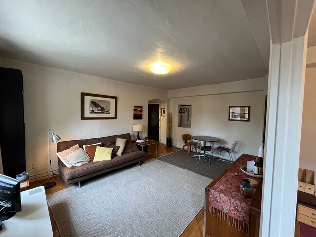 Building Photo - Fully Furnished 1 Bedroom, 1 Bathroom Cond...