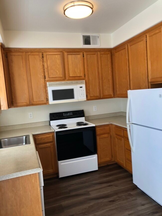 Building Photo - 1000 Prospect Ave