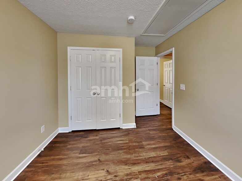 Building Photo - 6012 Mountview Dr