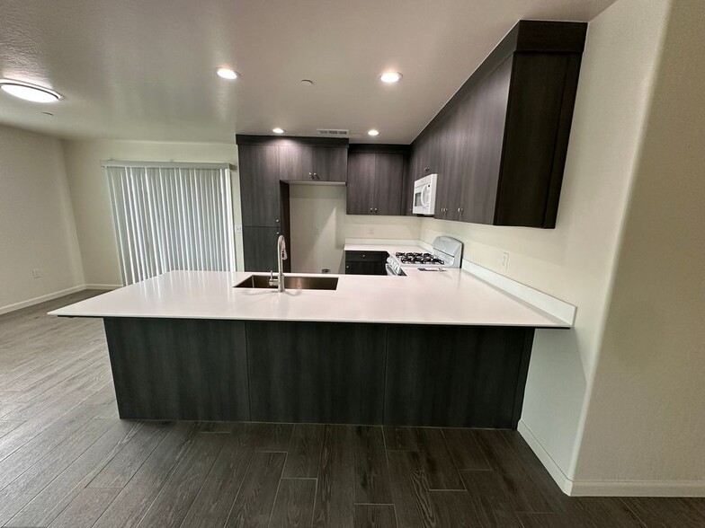 Building Photo - 650 S R St