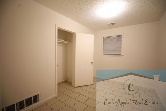 Building Photo - Move in special $800!! Recently renovated ...