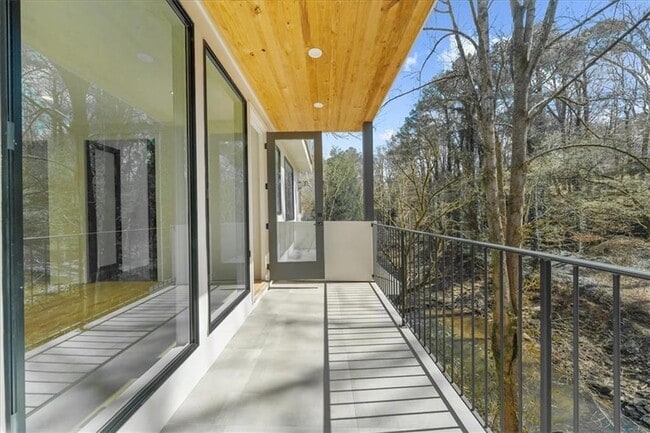 Building Photo - 942 Peachtree Battle Cir NW