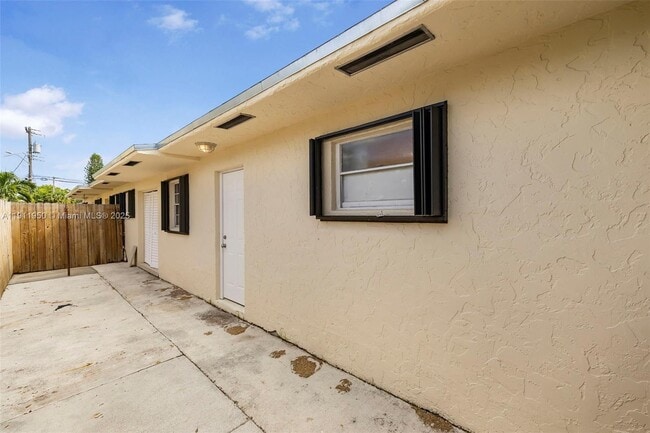 Building Photo - 2033 Dewey St