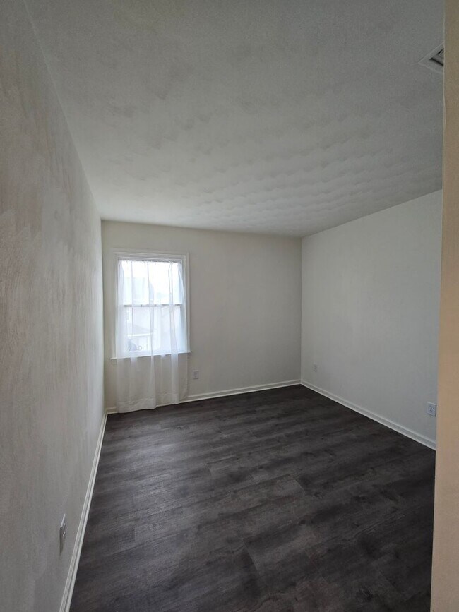 Building Photo - Beautifully renovated 4 bedroom home in Vi...