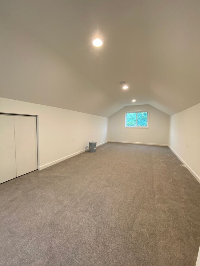 Building Photo - Remodeled Seattle Home on a corner lot, Av...