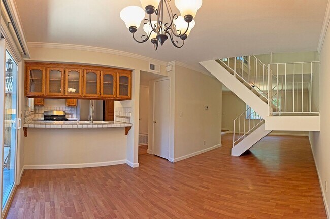 Building Photo - Beautifully Updated 3 Bedroom, 2.5 Bathroom Townhome!