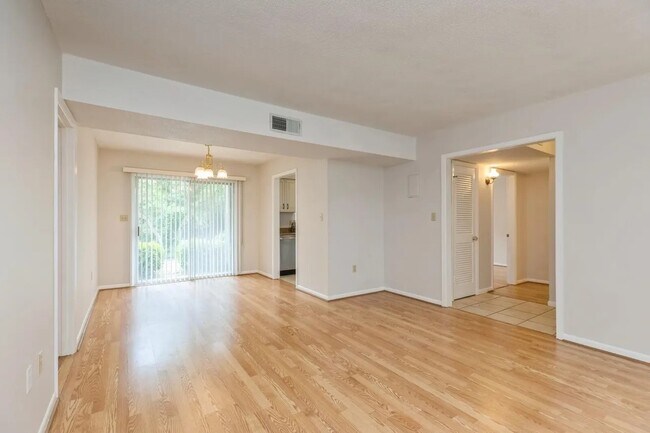 Building Photo - 104 Country Club Dr