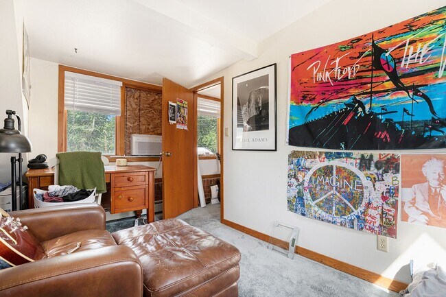 Building Photo - 2 Bedroom Cottage Oasis on The Hill!