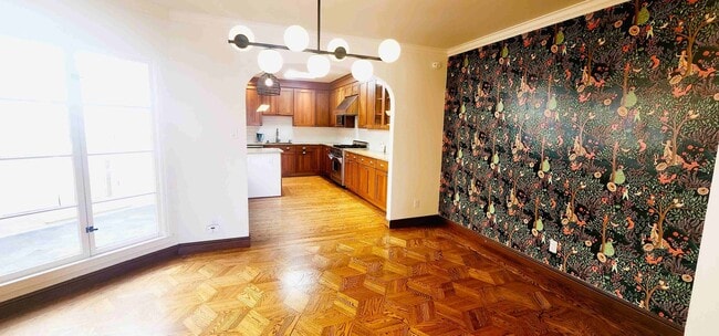 Building Photo - SPACIOUS PARKSIDE SINGLE-FAMILY HOME WITH ENCLOSED PATIO — AVAILABLE NOW!