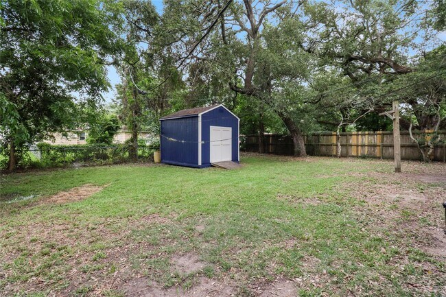 Building Photo - 527 Gardenia St