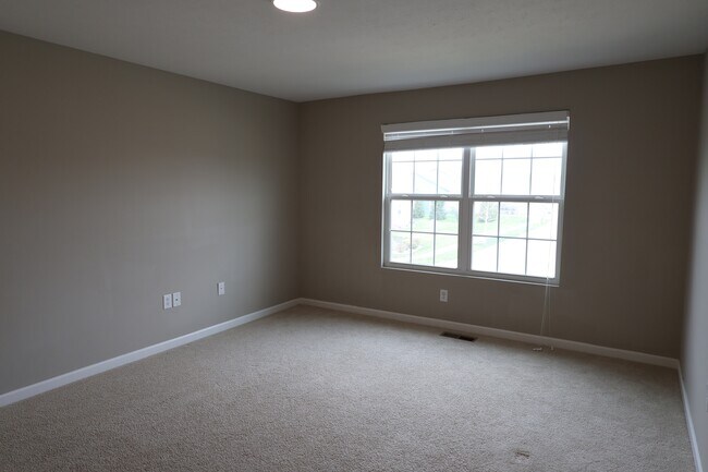 Building Photo - 1899 Lakecrest Dr