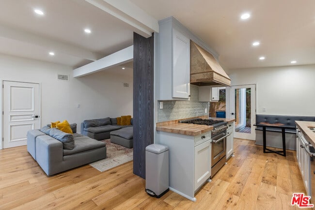 Building Photo - 7473 Mulholland Dr