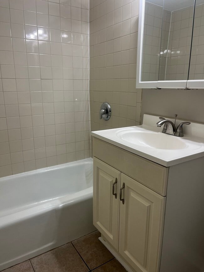 Building Photo - 8817 S Roberts Rd