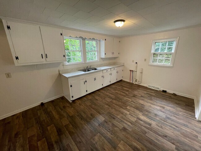Building Photo - Renovated 2 bedroom 1 bathroom house with office/bonus room!
