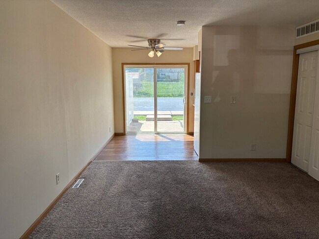 Building Photo - 2 Bedroom, 1 Bath Townhouse in LeClaire, IA