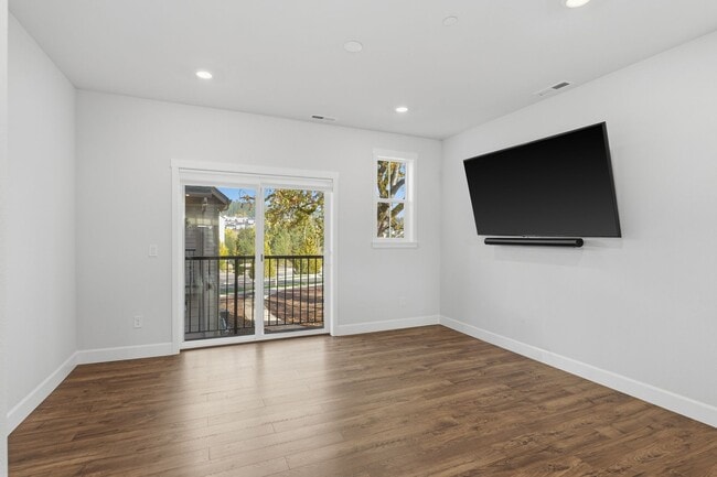 Building Photo - 3 Bedroom, 3.5 Bathroom Cooper Mountain Townhouse