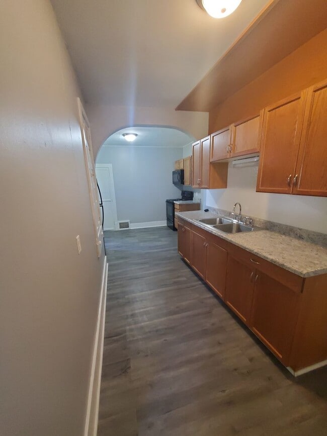 Building Photo - 2 Bedroom 1 Bath in Bettendorf with Attach...