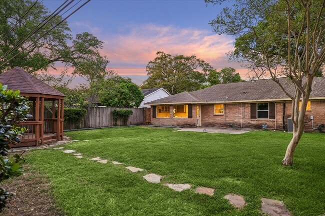 Building Photo - 9813 Pine Lake Dr