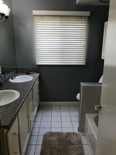Building Photo - 15666 Hesse Dr