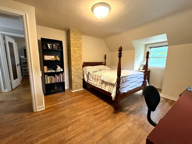 Building Photo - 144 Waukazoo Dr