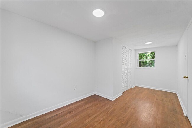 Building Photo - 3847-3849-3849 Beechwood Blvd