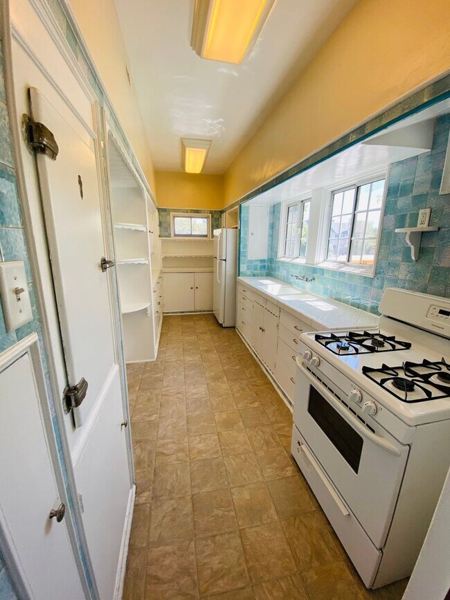 Interior Photo - 989-OUR KIDS' FUTURE, LLC