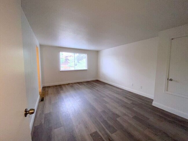 Building Photo - Modern 4 Bedroom, 3 Bath House - Near Died...