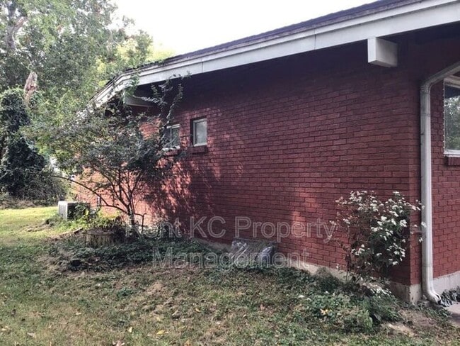 Building Photo - 5323 NW Edgewood Cir