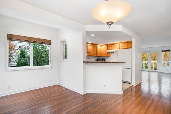 Building Photo - 2Bd/2Ba Seattle Townhouse