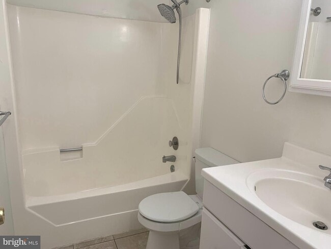 Building Photo - Beautifully updated 2 bd 1 bth patio level...