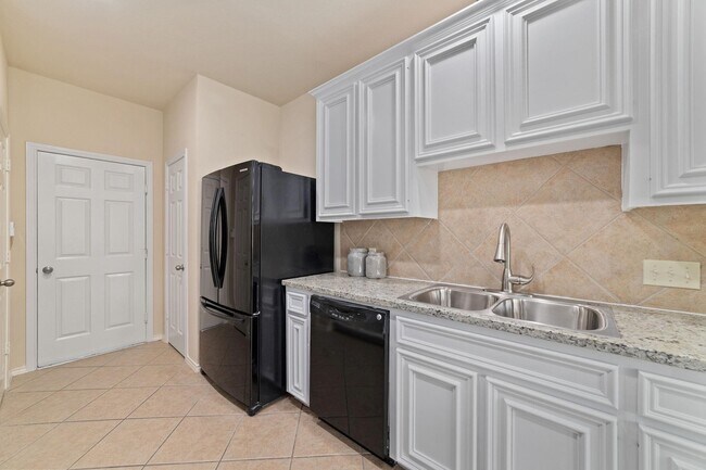 Building Photo - 14923 Tuttle Point Dr