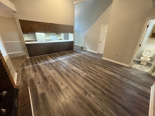 Building Photo - 106-110 Northwoods Dr