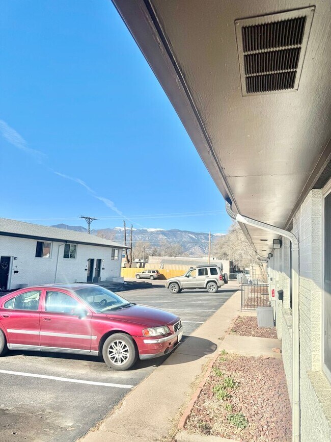 Building Photo - 1 Bedroom with Granite Counters and In-Unit Laundry!