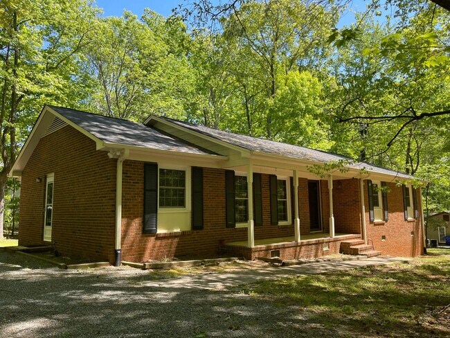 Building Photo - Lovely 3br 2ba home in quiet Chapel Hill neighborhood, walking distance to McDougle Elementary!