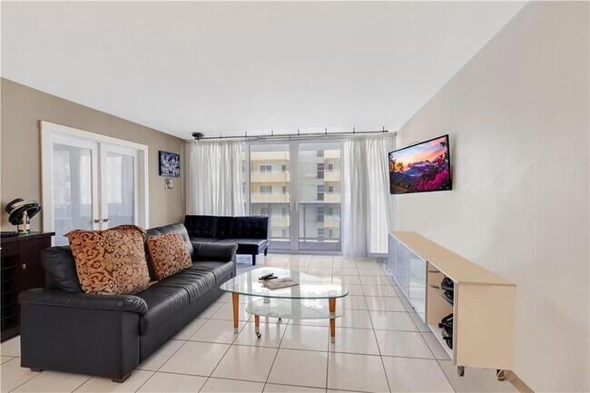 Building Photo - 3140 S Ocean Dr