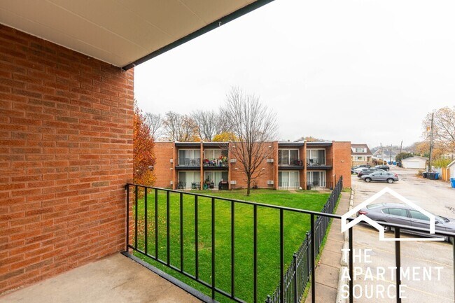 Building Photo - 6151 W Thorndale Ave