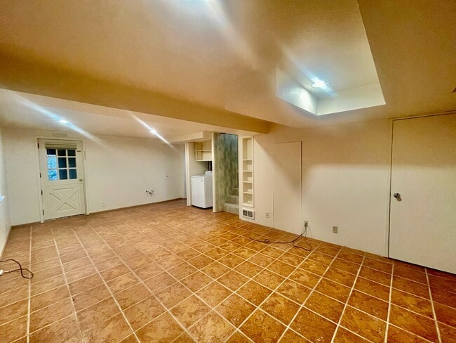 Building Photo - 3245 31st Ave W