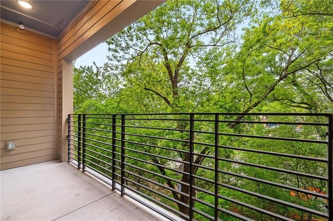 Building Photo - 112 Rogers St NE